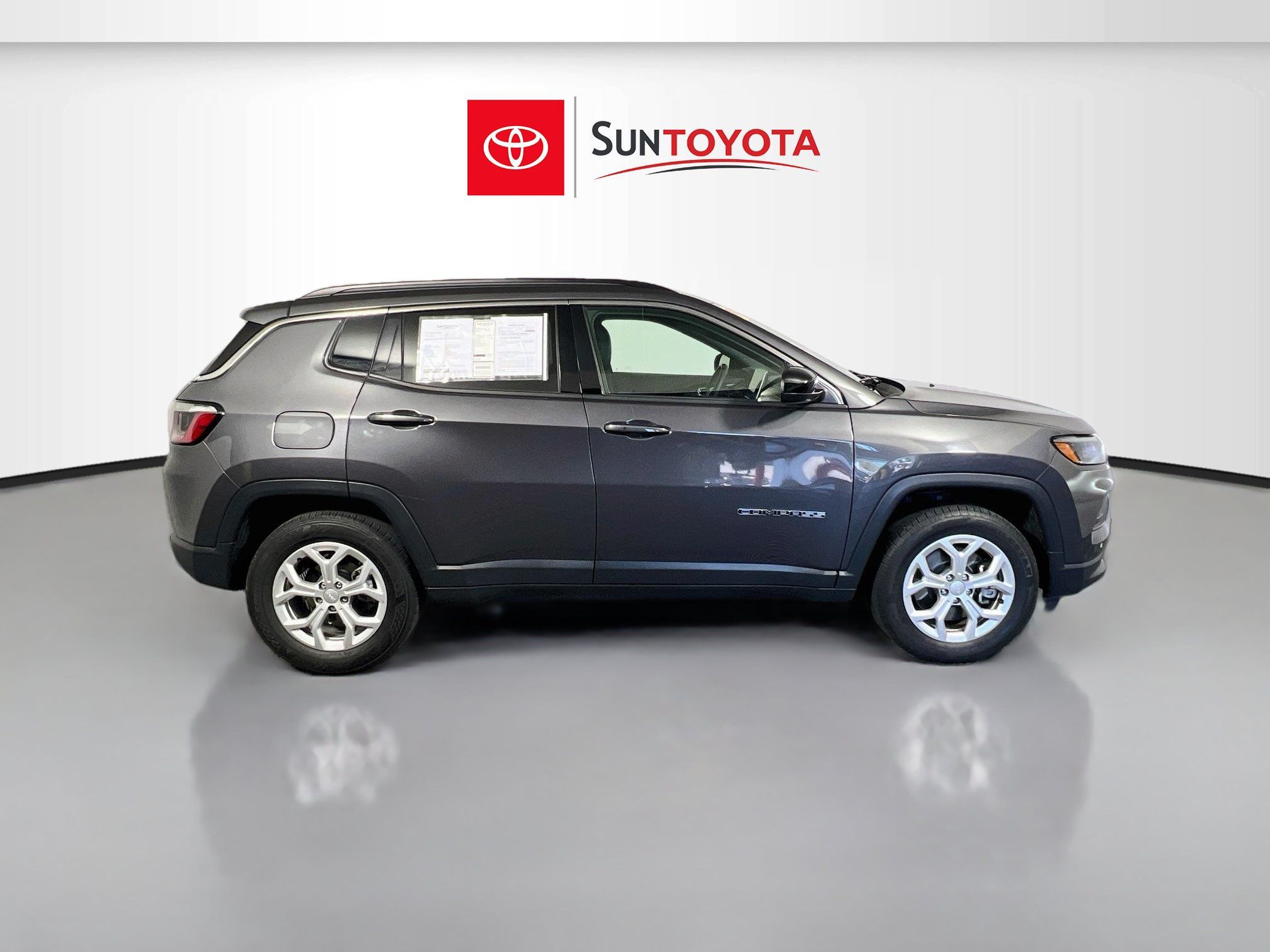 Used 2024 Jeep Compass Latitude AWD/4WD image 2