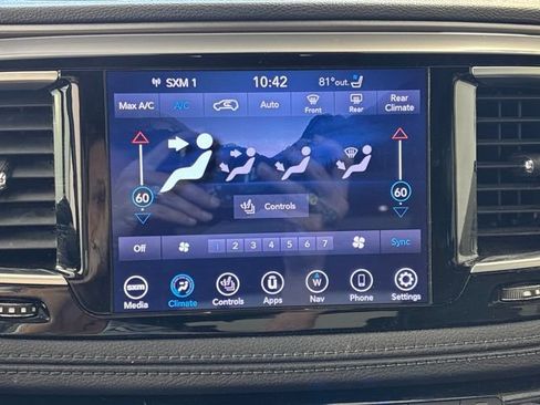 Used 2019 Chrysler Pacifica Limited w/ Tire & Wheel Group FWD image 14