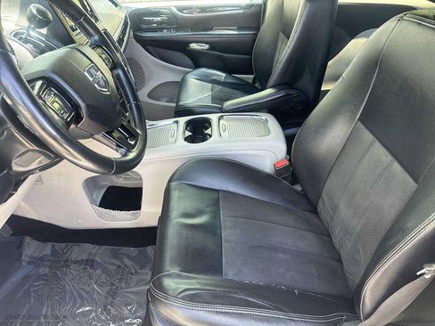 Used 2019 Dodge Grand Caravan SXT FWD image 15