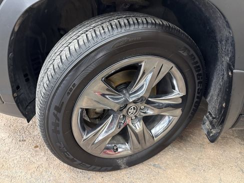 Used 2019 Toyota Highlander Limited Platinum image 4