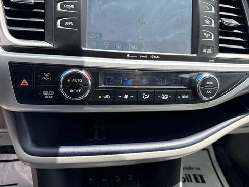 Used 2019 Toyota Highlander XLE AWD/4WD image 16