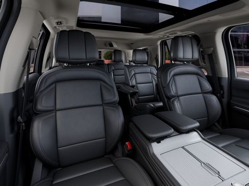 New 2027 Lincoln Navigator Reserve RWD image 10