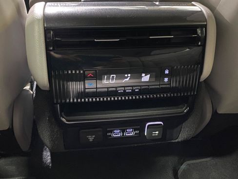 Used 2022 Jeep Wagoneer Series I w/ Premium Group I AWD/4WD image 17