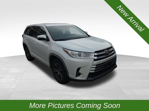 Used 2018 Toyota Highlander LE FWD image 1