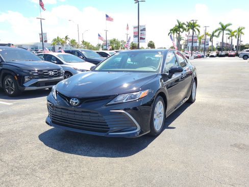 Used 2024 Toyota Camry LE w/ Convenience Package FWD image 5