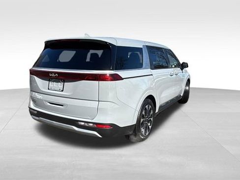 Used 2024 Kia Carnival EX image 9