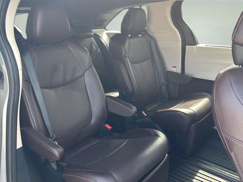 Used 2023 Toyota Sienna Platinum FWD image 11
