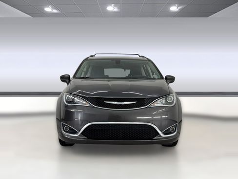Used 2018 Chrysler Pacifica Touring-L FWD image 6