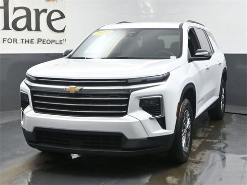 Used 2025 Chevrolet Traverse LT image 7