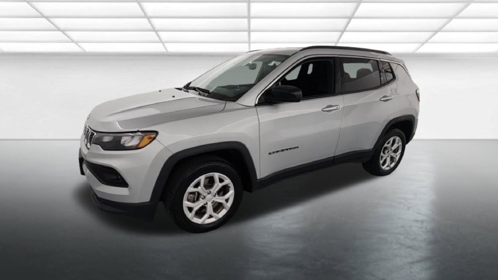 Used 2024 Jeep Compass Latitude AWD/4WD image 3