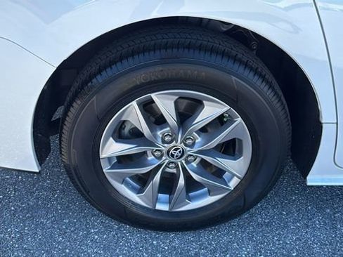 Used 2022 Toyota Sienna XLE image 11