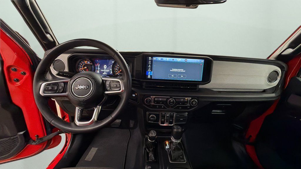 Used 2025 Jeep Wrangler Unlimited Sahara AWD/4WD image 10