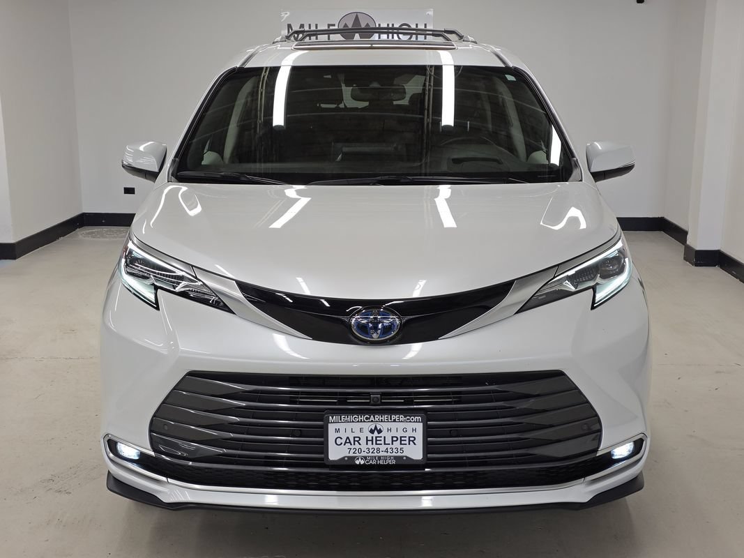 Used 2024 Toyota Sienna Platinum AWD/4WD image 2