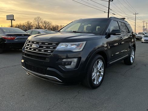 Used 2017 Ford Explorer XLT w/ Equipment Group 202A image 3