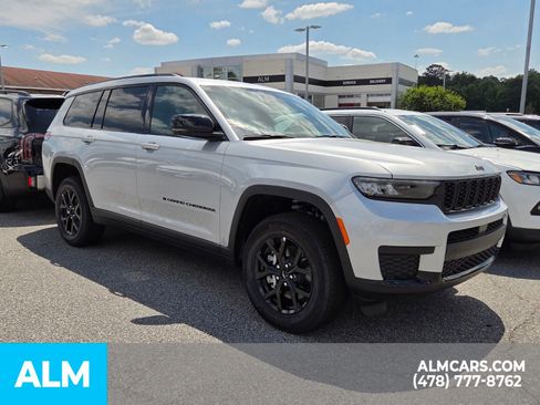 Used 2025 Jeep Grand Cherokee L Altitude AWD/4WD image 18