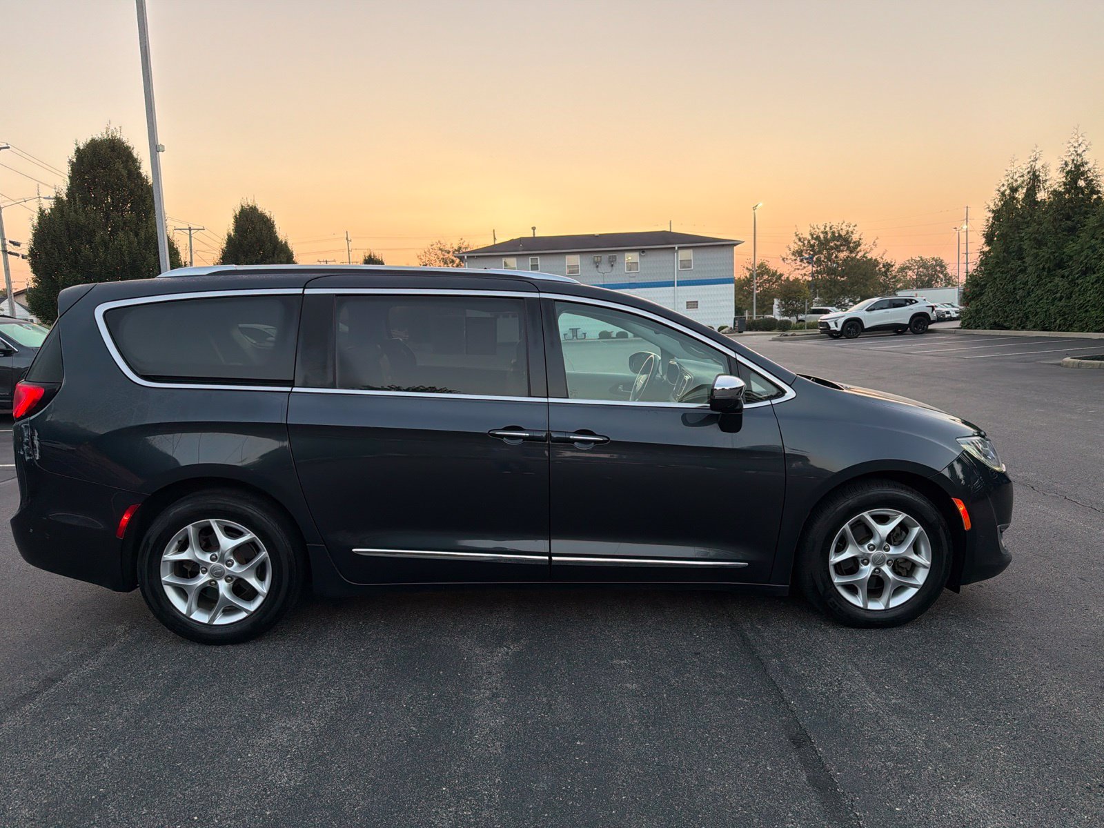 Used 2020 Chrysler Pacifica Limited FWD image 5