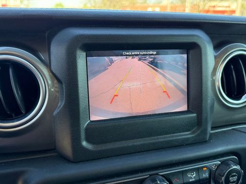 Used 2018 Jeep Wrangler Unlimited Sahara w/ Cold Weather Group image 20