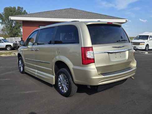 Used 2011 Chrysler Town & Country Limited image 16