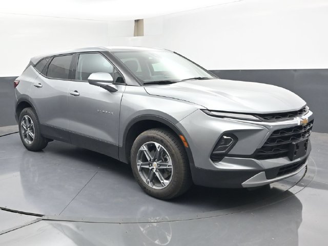 Used 2025 Chevrolet Blazer LT AWD/4WD image 2