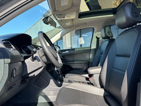 Used 2021 Volkswagen Tiguan SE FWD image 2