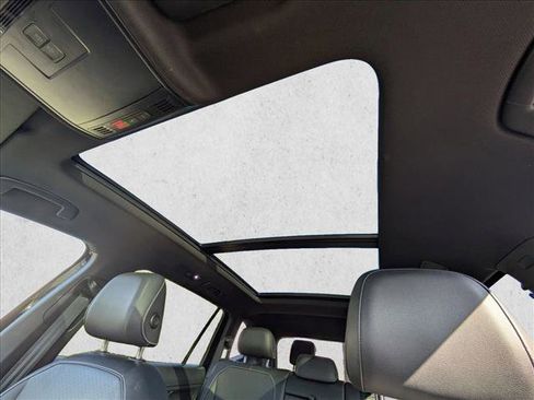 Used 2023 Volkswagen Tiguan SE R-Line image 13