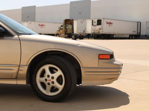 Used 1997 Oldsmobile Cutlass Supreme SL FWD image 34