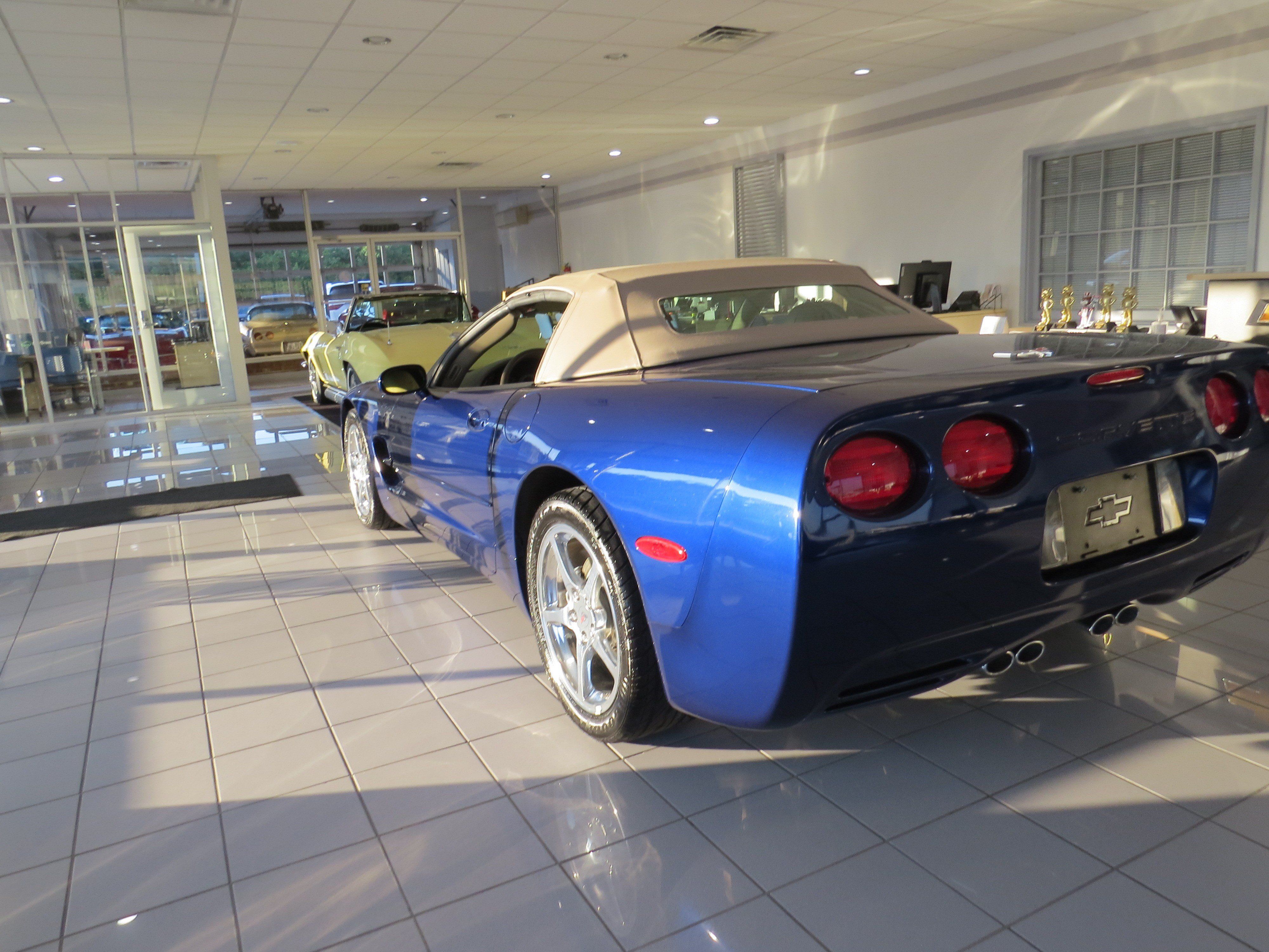 Used 2004 Chevrolet Corvette Convertible w/ Preferred Equipment Group RWD image 7