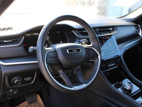 Used 2023 Jeep Grand Cherokee L Laredo image 11