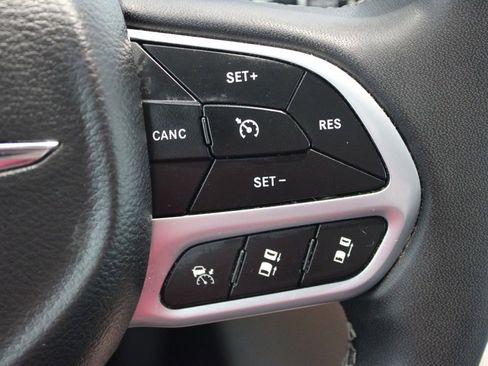 Used 2023 Chrysler Pacifica Touring-L image 22