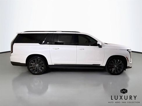Used 2025 Cadillac Escalade ESV V AWD/4WD image 5