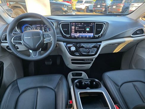 Used 2024 Chrysler Pacifica Touring-L image 5