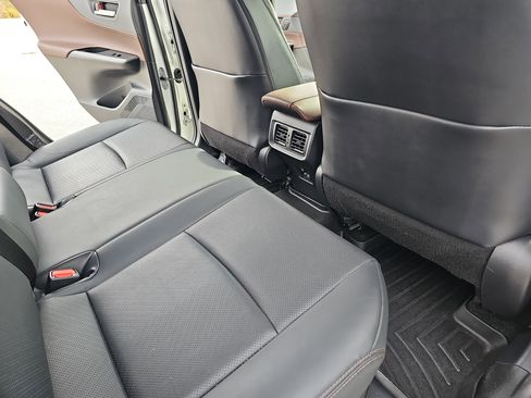 Used 2021 Toyota Venza XLE w/ Softex Package image 11