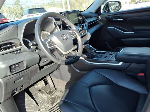 Used 2023 Toyota Highlander XLE image 16
