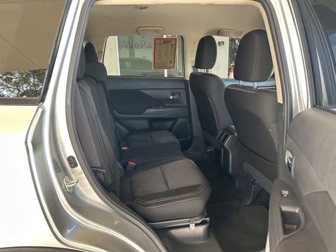 Used 2019 Mitsubishi Outlander ES image 23