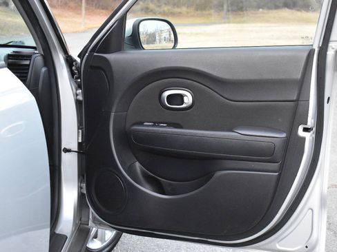 Used 2018 Kia Soul + FWD image 9