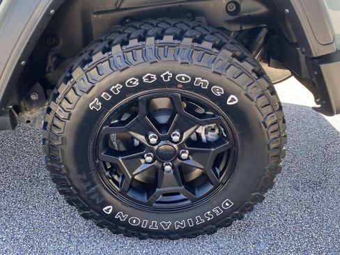 Used 2023 Jeep Wrangler Unlimited w/ Sun & Screen Package image 15