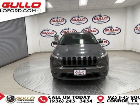 Used 2018 Jeep Cherokee Latitude w/ Altitude Package FWD image 3