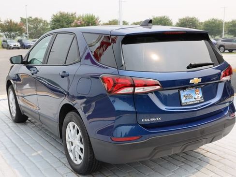 Used 2022 Chevrolet Equinox LS w/ LS Convenience Package AWD/4WD image 3