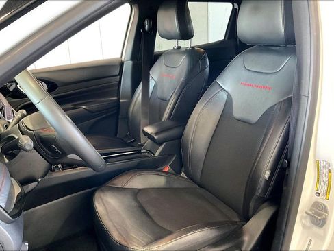 Used 2025 Jeep Compass Trailhawk image 3