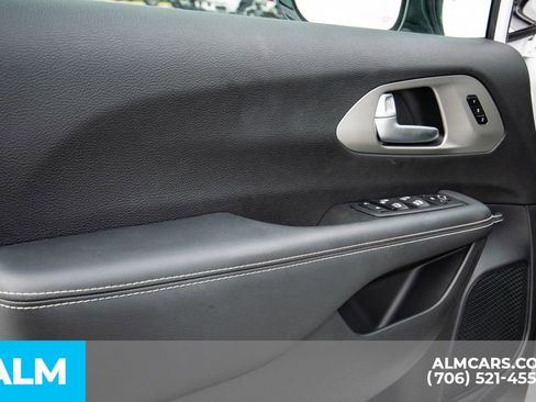 Used 2024 Chrysler Pacifica Limited w/ S Appearance Package image 31