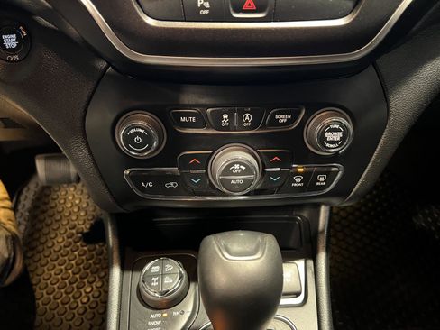 Used 2019 Jeep Cherokee Trailhawk w/ Cold Weather Group image 19