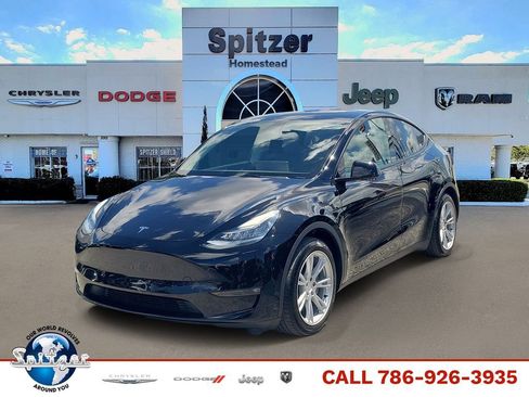 Used 2022 Tesla Model Y Long Range AWD/4WD image 1