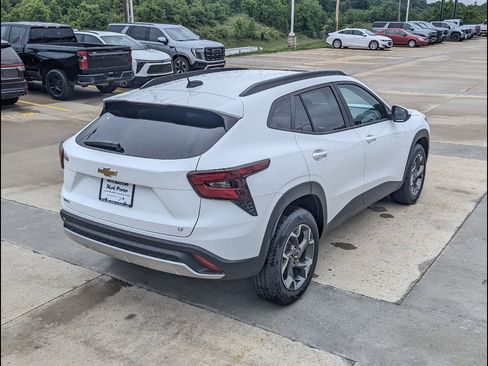 New 2026 Chevrolet Trax LT w/ Sunroof Package FWD image 7