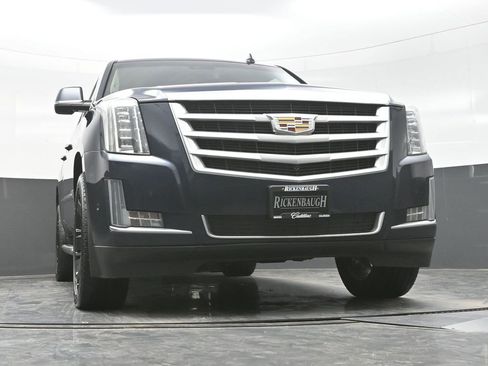 Used 2019 Cadillac Escalade ESV Luxury image 28