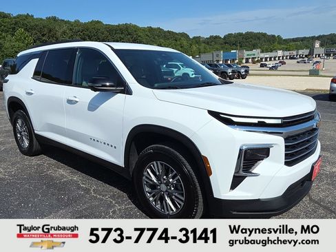Used 2026 Chevrolet Traverse LT w/ Driver Confidence Package FWD image 2
