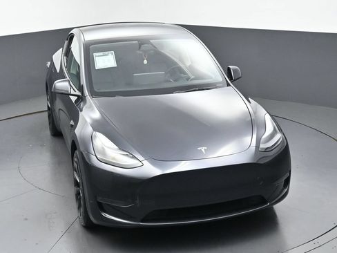 Used 2024 Tesla Model Y 2WD image 46