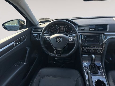 Used 2018 Volkswagen Passat 2.0T SE image 12