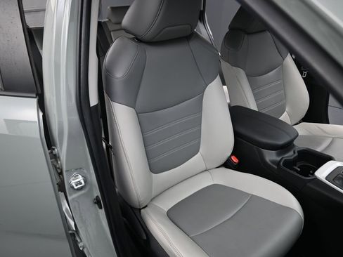 Used 2023 Toyota RAV4 XLE Premium image 12