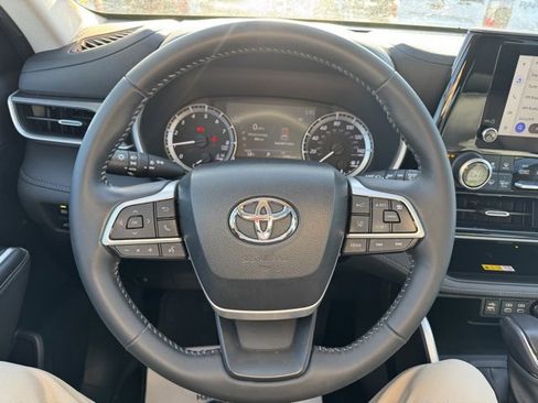 Used 2023 Toyota Highlander XLE image 22