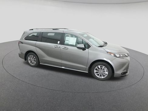 New 2026 Toyota Sienna XLE image 12